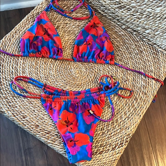 Vix Vibrant Red and Blue Floral Bikini - Picture 3 of 6